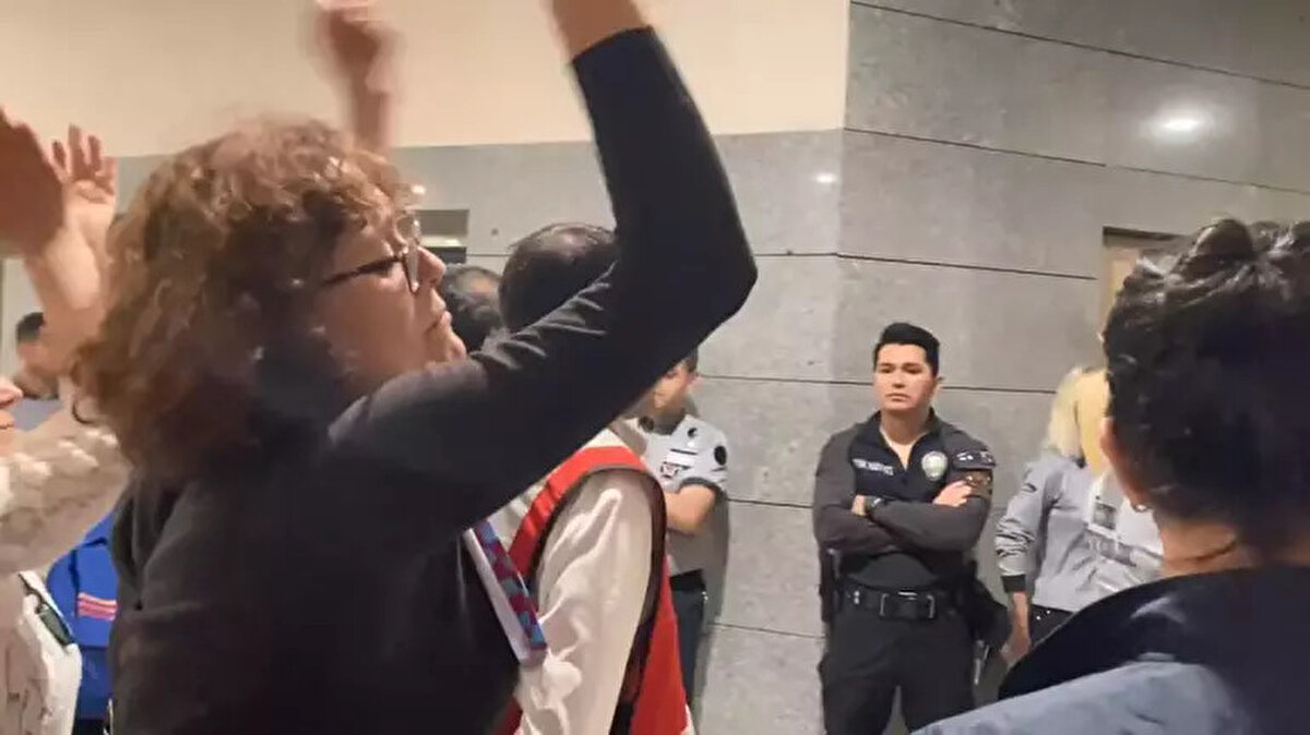 Acılı anneden 'Çiçeğim ' selamı<br><br>Öte yandan, anne Yasemin Akıncılar Minguzzi'nin destek için gelen vatandaşları 'Çiçeğim' diyerek selamladığı duyuldu. Çok sayıda vatandaş duruşma öncesinde, 'Mattia Ahmet için adalet' şeklinde sloganı attı.