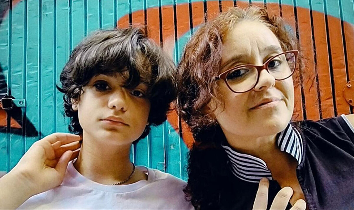 Aileye destek olabilmek için ailenin yakınları, Balıkesir'de bıçaklanarak öldürülen üniversiteli motokurye Ata Emre Akman’ın annesi Zuhal Akman ve çok sayıda vatandaş da adliyeye geldi.