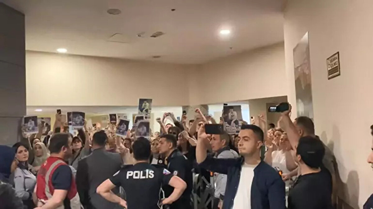 Anadolu 2. Çocuk Ağır Ceza Mahkemesi’nde görülen duruşmaya, baba Andrea Minguzzi, anne çellist Yasemin Akıncılar Minguzzi, teyze Aylin Akıncılar İyiyazıcıoğlu, CHP Genel Başkan Yardımcısı Aylin Nazlı Aka, Ak Parti İstanbul Milletvekili Yıldız Konal Süslü, CHP İstanbul Milletvekili ve Genel Başkan Yadımcısı Suat Özçağdaş ve taraf avukatları katıldı.