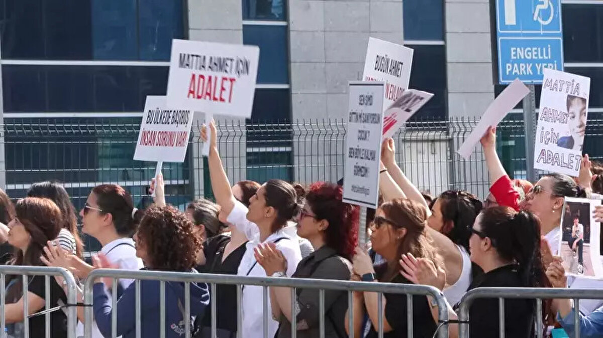 Duruşma kapalı görülüyor<br><br>Sanıklar B.B. ve U.B. duruşmaya Ses ve Görüntü Bilişim Sistemi (SEGBİS) ile katıldı. Sanıklar 18 yaş altında olduğu için duruşma kapalı görülüyor.