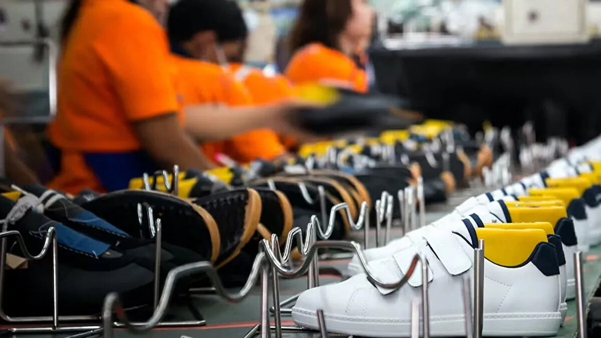 Türkiye ayakkabı sektörünün yurt dışından gelen kalitesiz ayakkabılarla mücadele ettiğini ifade eden İçten "Özellikle Uzak Doğu menşeli çok yoğun satış yapan bir e-Ticaret sitesinin etkisi altındayız. Bakanlığımız bizim de girişimlerimizle gümrüksüz alışveriş limitini 150 avrodan 30 avroya indirdi. Şimdi kargo bedelini de bunun içerisinden düşerek birtakım revizyon yapılması da gündemde ama yine ilanlara bakıyorsunuz 200-400 liraya ayakkabı satıyorlar.