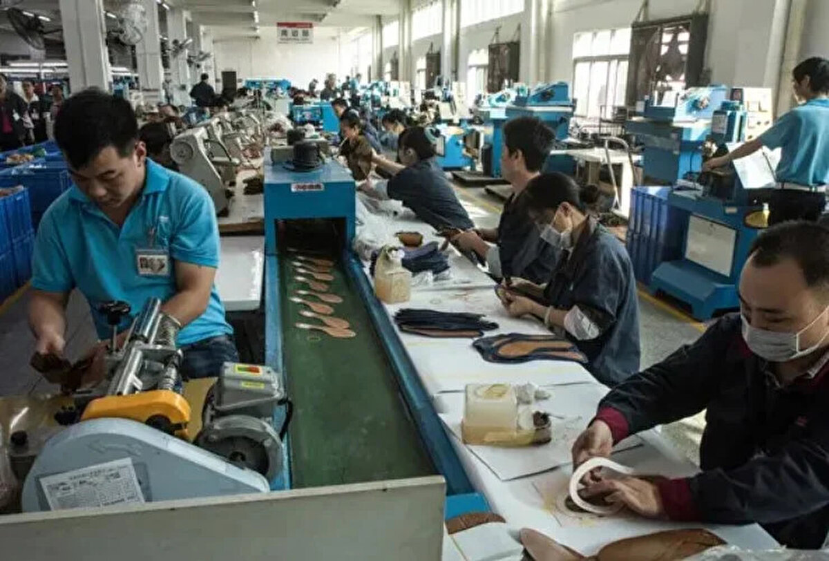 İthalat, ihracatı geçti<br><br>Ayakkabı sektöründe 2021-2022'de 380 bin dolaylarında olan istihdamın bugün 250 binin altına gerilediğini anlatan İçten "130 bin kişilik istihdam kaybı var. Bunda, halk sağlığını tehdit eden e-İthalat sorunu başı çekiyor. İhracatımız 1,2 milyar dolar seviyelerinde, ithalatımız çok uzun yıllardan sonra geçen yıl 1,7 milyar dolara yükseldi. İç piyasadaki üretimimizi de düşünecek olursak 5,5-6 milyar dolarlık bir katma değer oluşturan bir sektörüz." dedi.