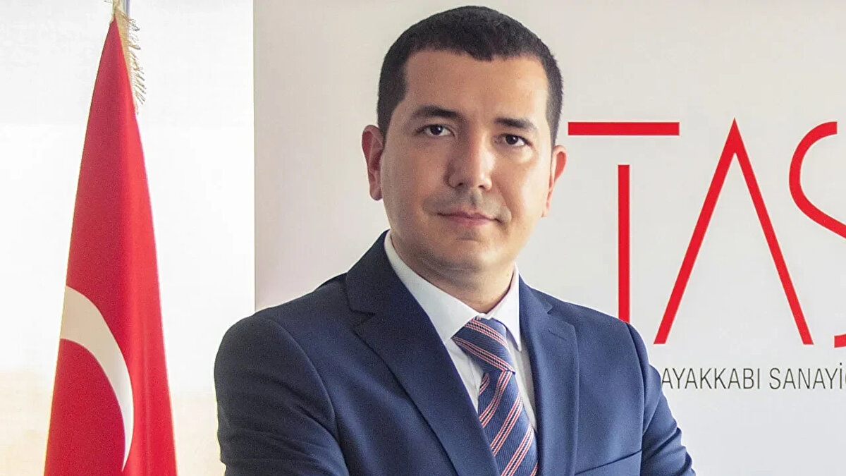 Türkiye Ayakkabı Sanayicileri Derneği (TASD) Başkanı Berke İçten, Çin'de faaliyet gösteren ve Türkiye'de temsilcisi bulunmayan son dönemin popüler platformundan verilen 7-8 milyon çift sipariş verilen ayakkabıların kanserojen ve alerjen riski taşıyıp taşımadığının araştırılması için Ticaret Bakanlığı ile görüştüklerini belirtti.