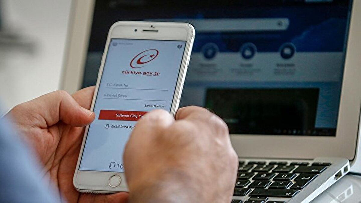 Bugün itibarıyla uygulamanın emlakçılar için de hayata geçirildiğini dile getiren Akçam, "Gayrimenkul sahipleri, emlak danışmanına Tapu ve Kadastro Genel Müdürlüğünün sisteminden yetki verebilecek. Emlak danışmanı da aldığı yetkiyle, kontratı kiracı adayına elektronik ortamda ulaştırabilecek. Kira kontratı oluşturan emlak danışmanı, barkodlu belge çıkarabilecek. Dolayısıyla, emlak danışmanları mülk sahipleri ile kiracıları bir araya getirerek mesleğini resmi olarak icra edecek" dedi.