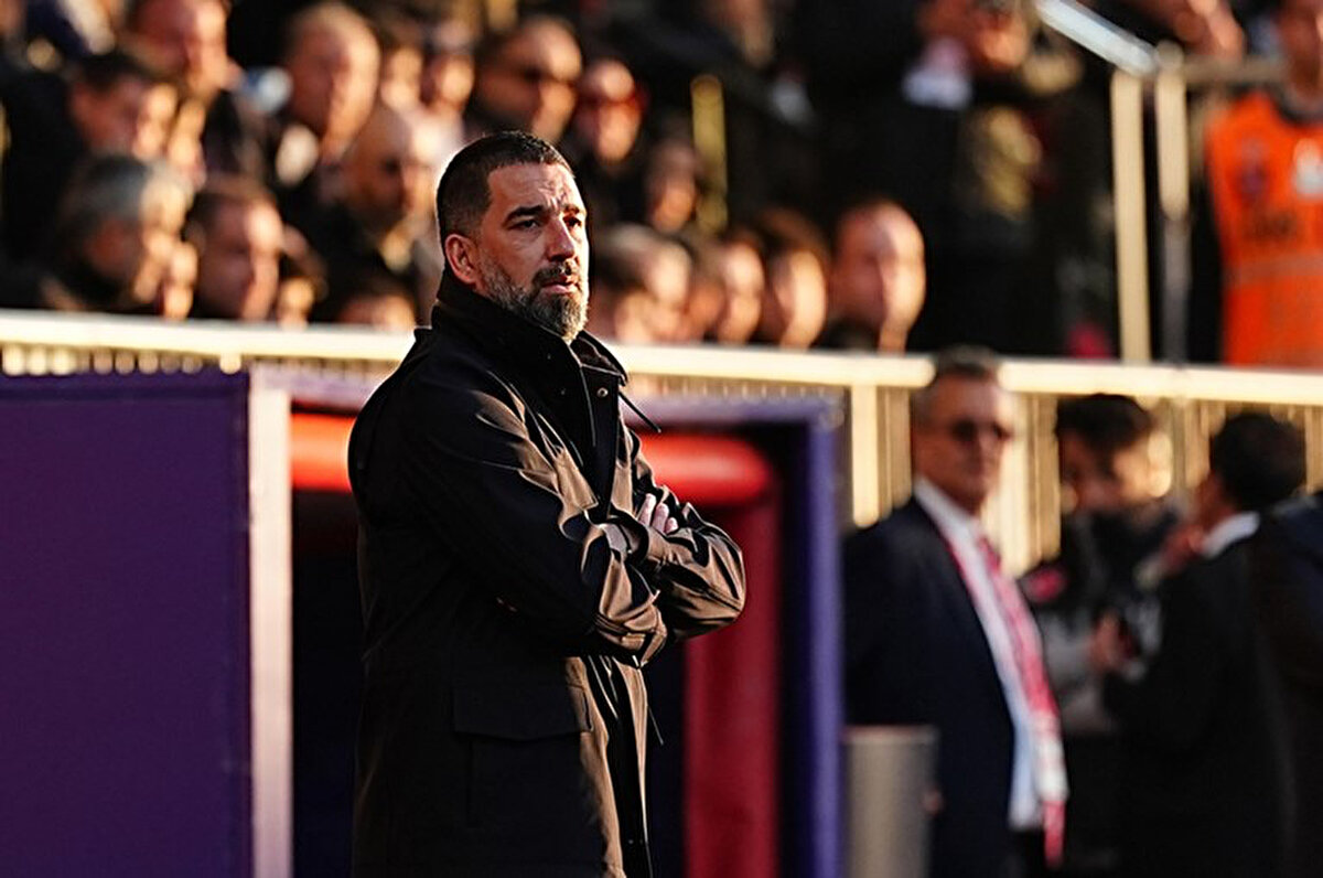 Trendyol Süper Lig'de Eyüpspor'la ilk sezonunda Avrupa kupalarına katılım mücadelesi veren Arda Turan takımdan ayrılabilir.<br>