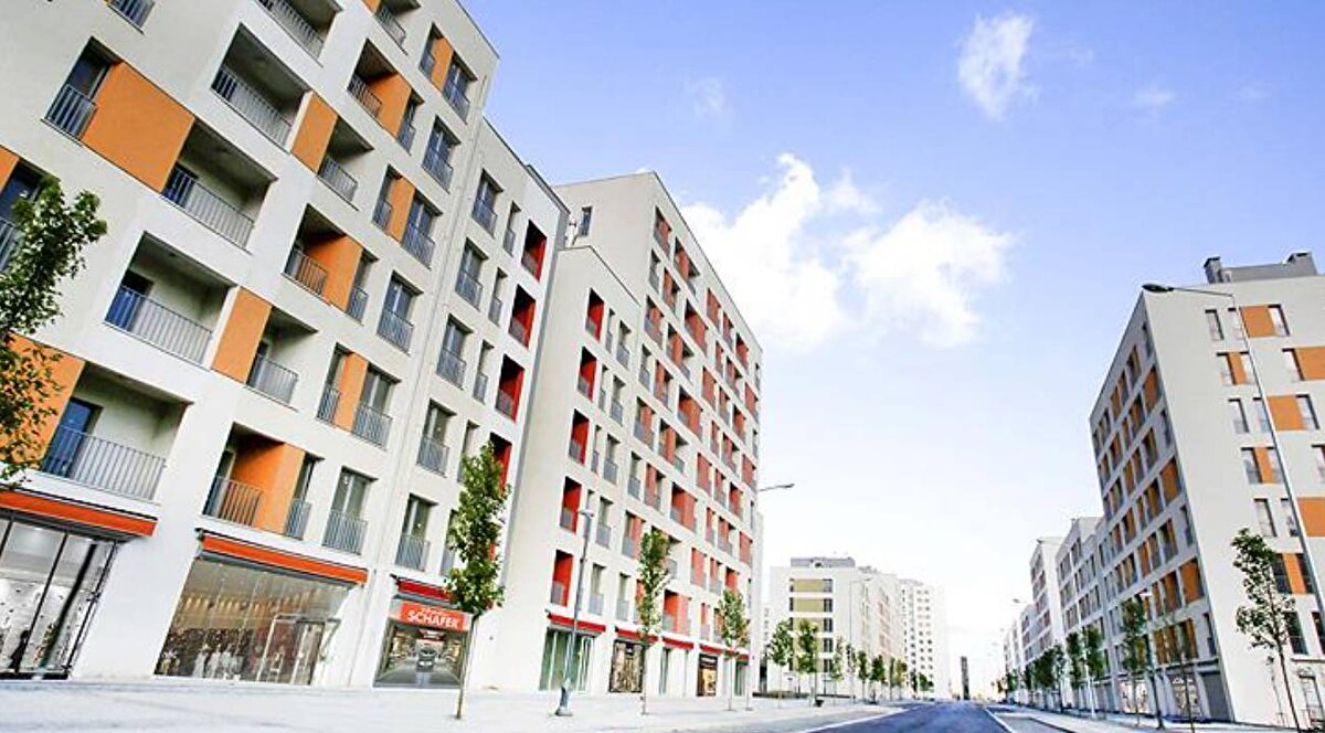 TOKİ gayrimenkul müzayedesi ne zaman gerçekleşecek?<br><br>TOKİ'nin 357 gayrimenkul için düzenleyeceği müzayede, 14-15 Mayıs 2025 tarihlerinde, saat 10.30'da başlayacak. İki gün sürecek olan açık artırmalarda toplamda 157 konut ve 200 iş yeri yeni sahiplerini bekliyor. Müzayedeye katılmak isteyenlerin, TOKİ tarafından belirlenen teminat bedelini yatırmaları gerekiyor.