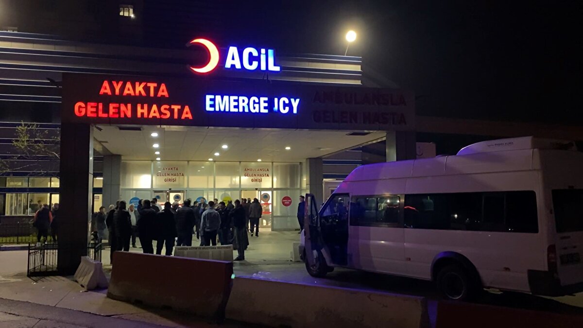 Edinilen bilgiye göre, Tekkeköy ilçesinde sanayi sitesinde bulunan 11 ayrı fabrikada aynı yemek firmasından gelen öğlen yemeğinde sütlü tatlı, tavuk suyu çorbası ve pilav yiyen işçiler, saat 17.00 sıralarında kusma ve mide ağrısı ile halsizlik şikayeti ile hastanelere başvurdu.