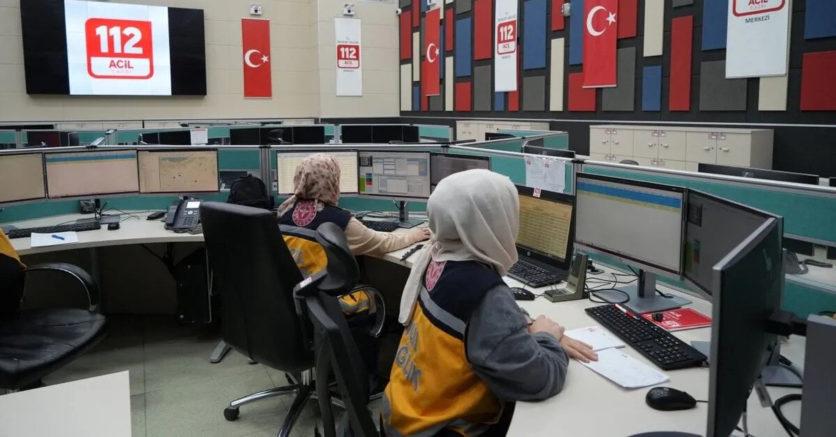 Buna göre, Acil Çağrı Merkezini meşgul etmek amacıyla arayarak görevlilerle konuşan veya ısrarla çağrı bırakan kişiye, il valileri tarafından verilen 250 liralık idari para cezası tutarı bin 500 liraya yükseltilecek.