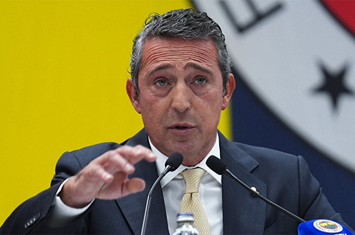 Fenerbahçe'de yeni sezon için transfer çalışmaları başladı. Sarı-lacivertlilerde başkan Ali Koç, geçtiğimiz gün katıldığı canlı yayında 4 yıldız futbolcuyu renklerine bağlayacaklarını açıklamıştı. Fenerbahçe'nin listesinde yer alan bu 4 yeni futbolcunun kimler olduğuna dair yeni bir iddia gündeme geldi.<br>