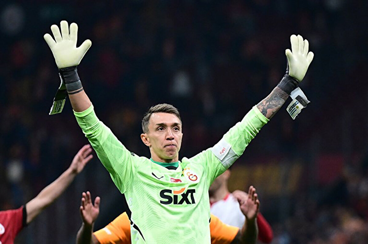 Galatasaray'da 14 yıllık Muslera dönemi sona eriyor. Sarı-kırmızılıların sezon sonunda yolları ayırmayı planladığı Uruguaylı eldivenin yeri Brezilya'dan bir isimle doldurulabilir.<br>