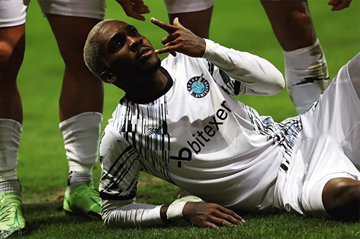 Öte yandan 27 yaşındaki futbolcuya Eyüpspor'un da ilgisinin olduğu aktarıldı.<br>