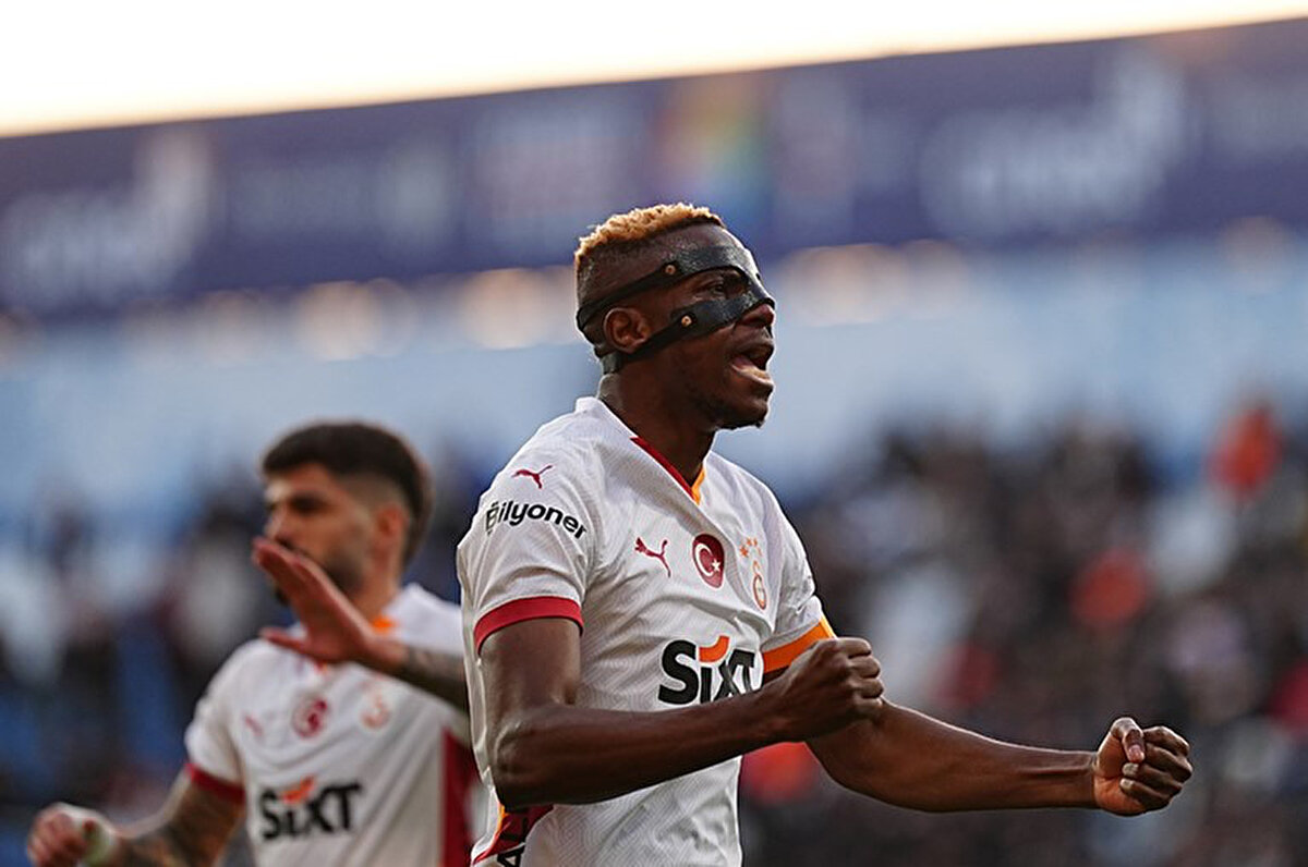 Osimhen'in sözleşmesindeki 75 milyon euroluk serbest kalma maddesi, İtalya dışındaki kulüpler için geçerli. İtalya'dan Osimhen'i kadrosuna katmak isteyen takımlar ise Napoli'yle anlaşmak zorunda.<br>