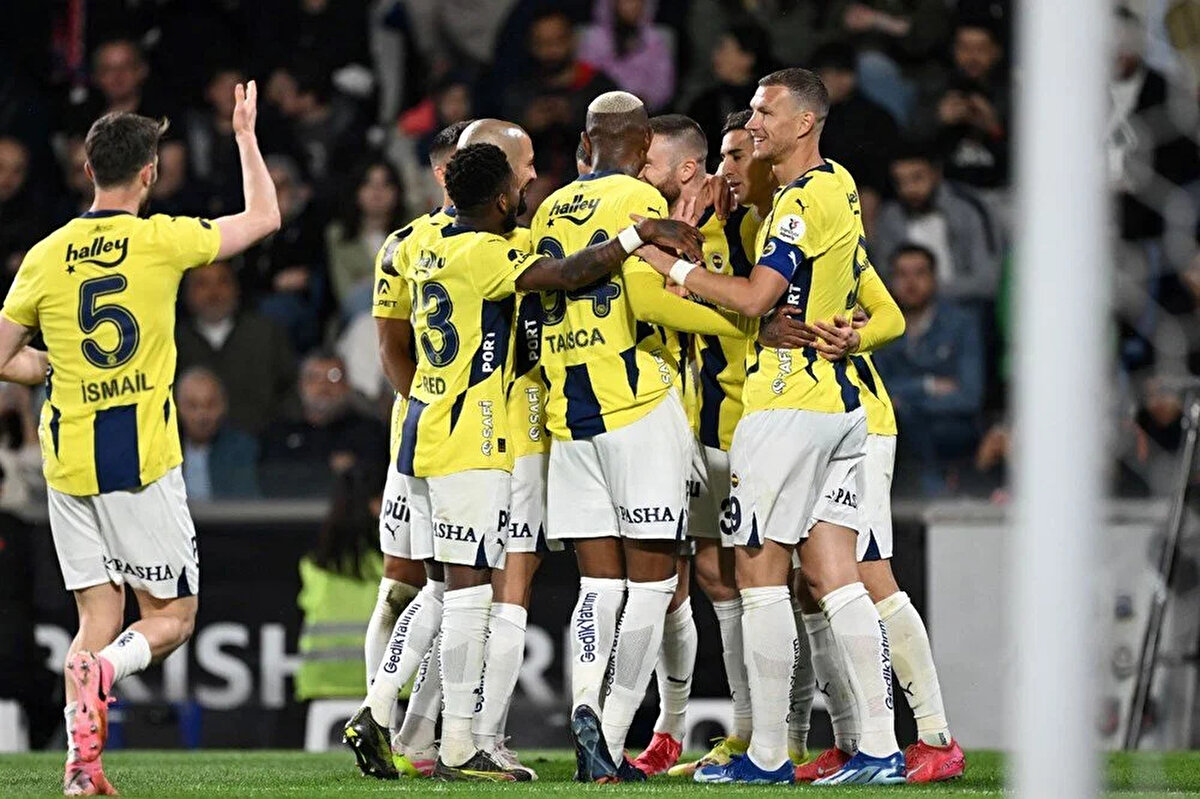 Fenerbahçe, Trendyol Süper Lig'in 35. haftasında Başakşehir deplasmanına çıktı. Sarı - lacivertliler, rakibini 4-1 mağlup ederek puanını 78'e yükseltti.