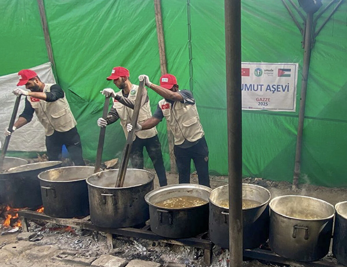 Tüm dünyanın gözü önünde yaşanan bu trajediye birçok ünlü isim sessiz kalırken, eski oyuncu ve hayırsever Gamze Özçelik, bölge halkı için elini taşın altına koydu.