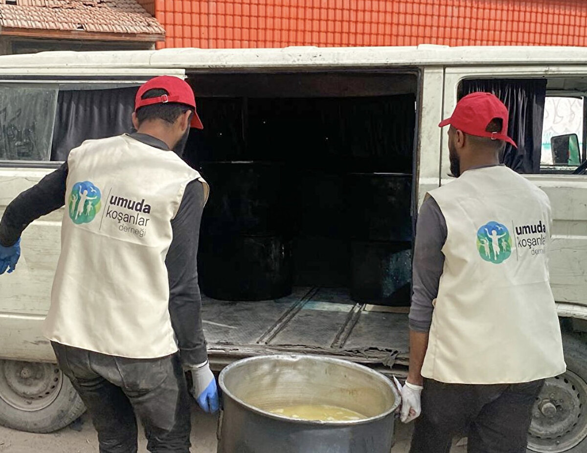 Daha önce Gazze'de bir fırın açan Özçelik, şimdi de aşeviyle Filistinli mazlumlara sıcak yemek ve umut taşıyor.