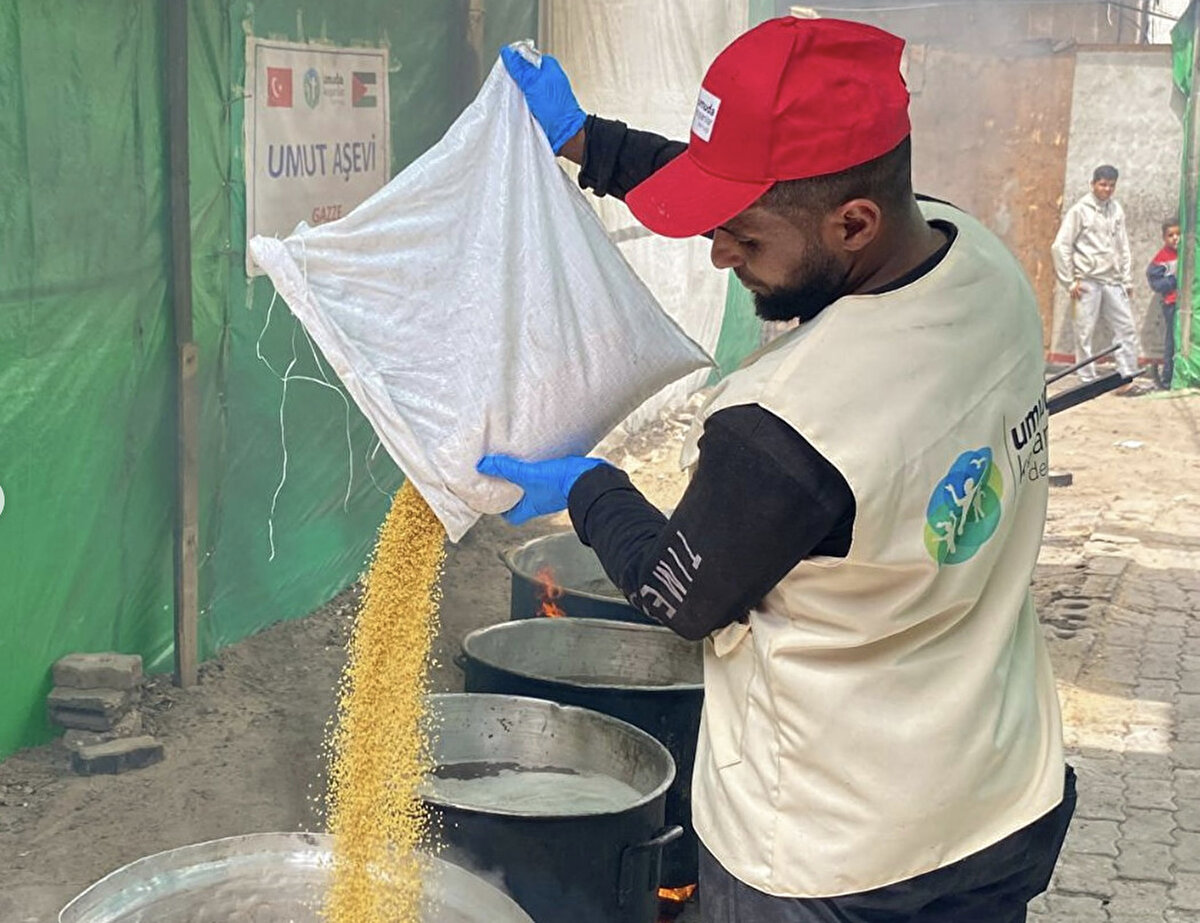 İsrail'in aylardır süren saldırıları altında büyük bir insanlık dramının yaşandığı Gazze'de, milyonlarca insan açlık ve susuzlukla mücadele ediyor.