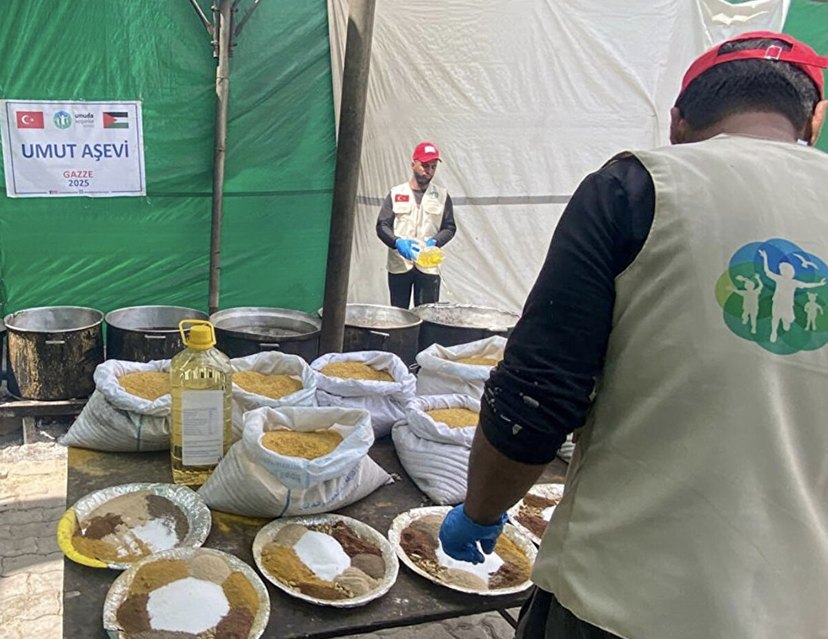 Özçelik, "Şartlar çok zorlu, yokluk çok derin... Yaşam mücadelesi veren Gazze halkının yanında olmaya, seslerini duyurmaya gayretimize devam ediyoruz. Her geçen gün ağırlaşan şartlara rağmen dünyadaki iyi insanların sesleri Gazze için yükselmeye devam ediyor" dedi..