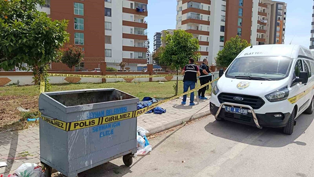 Çöp konteynerinden içerisinde kağıda sarılı poşeti görüp alarak açan Kaplan, insan kafatasıyla karşılaştı. Başta tedirgin olan Kaplan, durumu polise bildirdi.