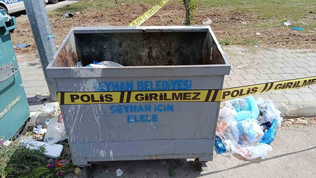 Çevredeki bir sitede görevli olan Ramazan Zenginoğlu (58), “Kapıcı arkadaş çöpleri dökerken bekliyor.