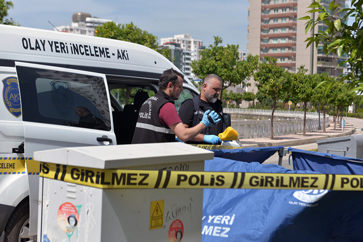 Köpeklere ekmek kırıntılarını vermek için alırken kafatası bulmuş. Beni çağırdı, bende yanına gittim. Baktım emin olamadım.