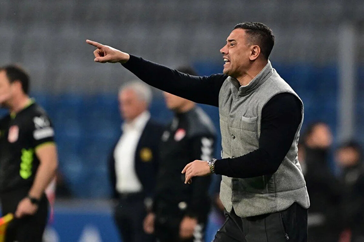 "Fenerbahçe karşısında galibiyetiniz yok. Daha önce de sormuştuk bu soruyu." şeklinde gelen ifadeye sinirlenen Atan şöyle konuştu:<br><br>"Penaltıyı ben kaçırdım. Bilerek kaçırdım. Fenerbahçe'ye o yüzden kaybettik. Twitter soruları soruyorsunuz. Daha yaratıcı olmalısınız. Sosyal medyayı takip etmeden insanlara şirin gözükmek için tırnaklarıyla kazıyarak buralara gelmiş bir teknik adamı mağdur edecek soru sormanızı kınıyorum. Biraz daha yaratıcı olmanız lazım. Herkese söylemiyorum. Ancak sosyal medya sorularıyla buradaki insanları zan altında bırakmayın. Ayıp ediyorsunuz!" şeklinde konuştu.