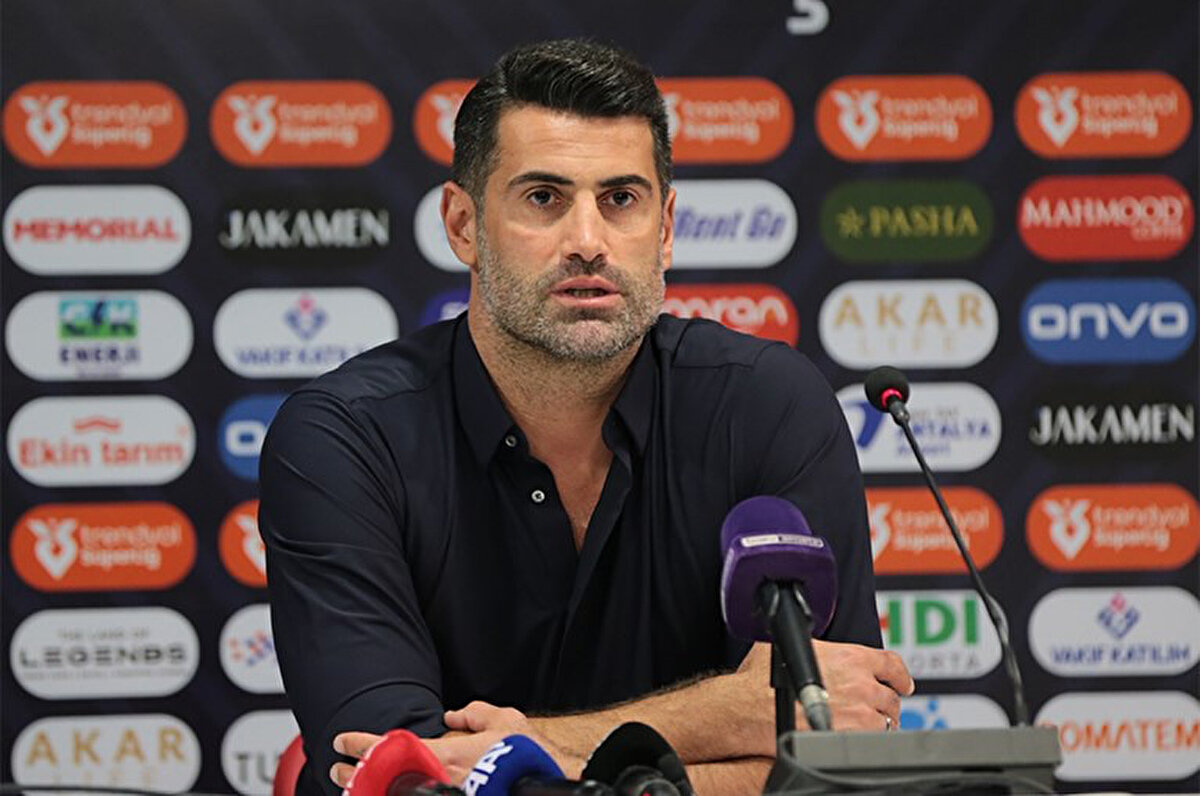 ("Mourinho ilk geldiği zaman çok fazla adınız geçmişti. 'Volkan Demirel teknik kadroya girsene, Mourinho ile çalışsana' diye. Böyle bir teklif gelmiş miydi?") "Direkt bir teklif gelmedi ama bu çok söylendi bana.<br>