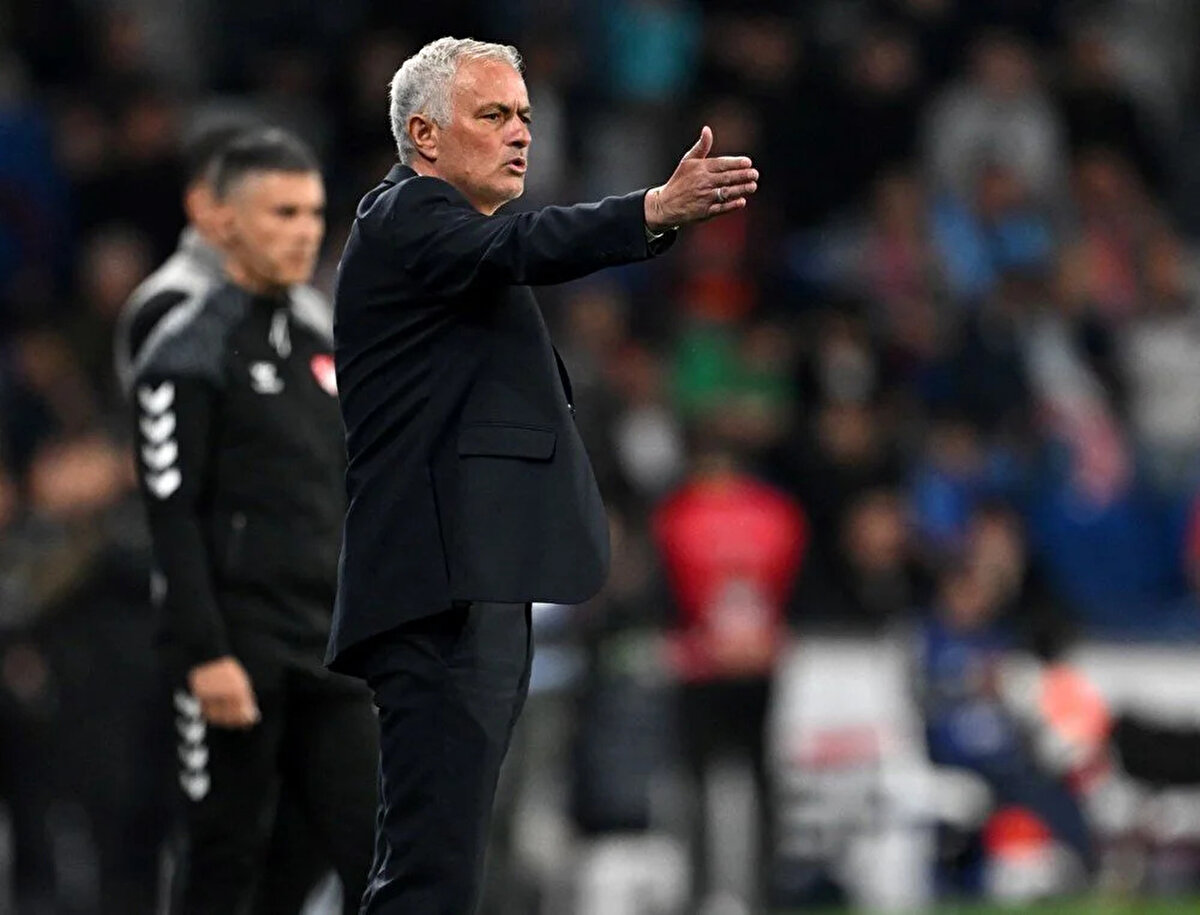 Yanıtsız bıraktı<br><br>Maç sonu basın toplantısında kalıp kalmayacağıyla ilgili gelen soruya yanıt veren Mourinho, "Soruyu anlamadım." dedi. Başkan Ali Koç'un 'kalması daha iyi olur' sözlerinin hatırlatılması üzerine Jose Mourinho, "Başkanımın sözleri hakkında konuşmak istemiyorum. Başkanım, başkanımdır. Sözleri onun sözleridir. Onun sözleri hakkında yorum yapamam. Ona ve yorumlarına çok büyük saygı duyuyorum. Ben sadece bir teknik direktörüm. Bu kulüp ve başkan için çalışıyorum. Sözleri hakkında yapacak yorumum yok." ifadelerini kullandı.