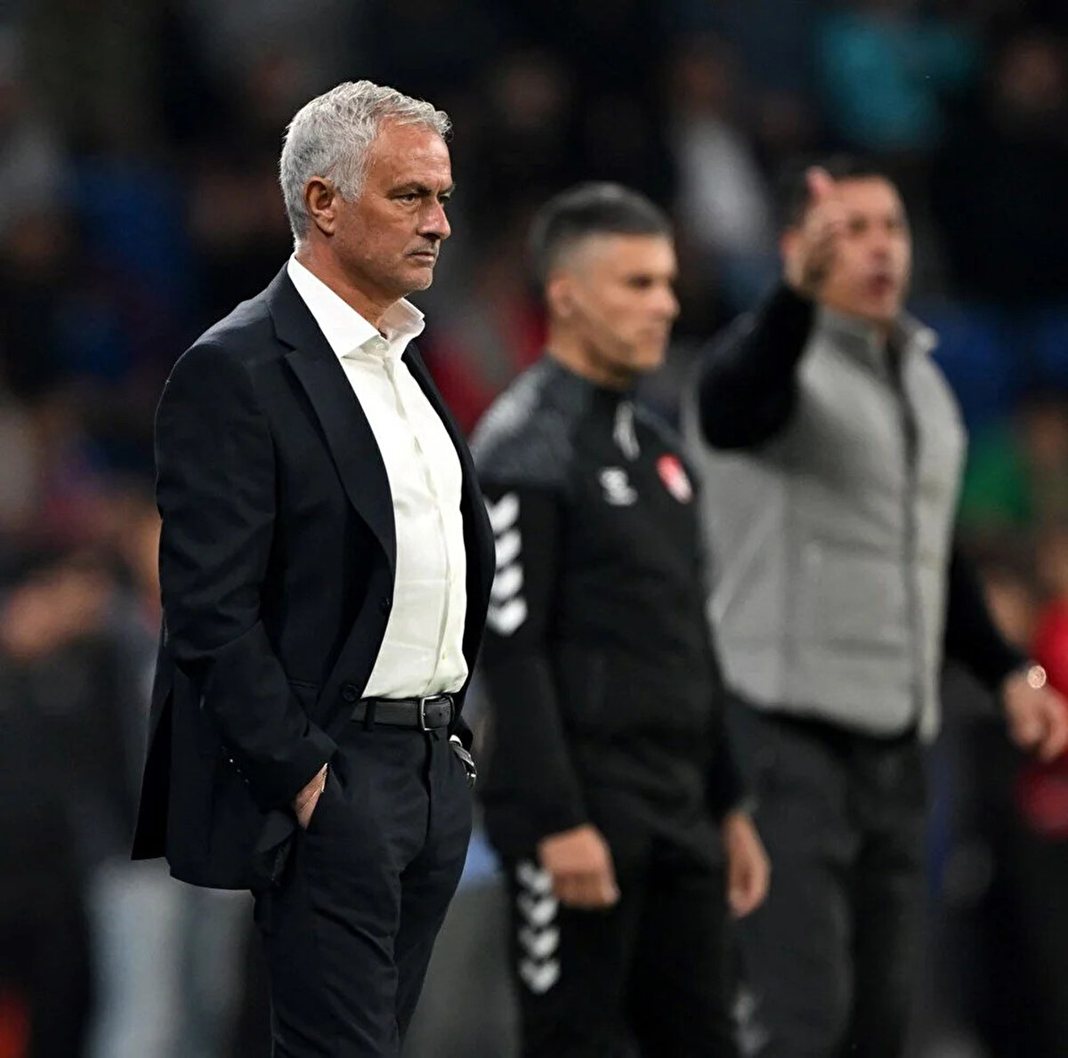 Fenerbahçe, Süper Lig'in 35. haftasında Rams Başakşehir'i 4-1 mağlup ederek maç fazlasıyla puan farkını 5'e indirdi.