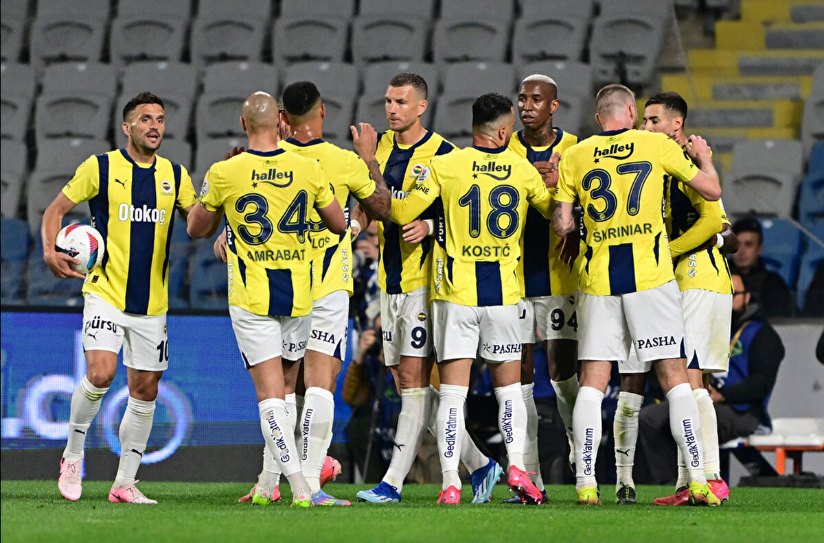 İlk 11 sorusuna alaycı cevap<br><br>Bu sezon 30 farklı ilk 11 tercihi yapan Jose Mourinho, ilk 11'i nasıl belirlediğiyle ilgili soruya "Fenerbahçe'de ilk 11'i şöyle yapıyorum; 25 adet bozuk param var. Bunları havaya atıyorum. Masanın üstünde kalan bozuk paradaki oyuncuları ilk 11'e alıyorum. Yere düşen paradaki oyuncular ise yedek kulübesinde oluyor. Hafta içi de İstanbul'daki gece kulüplerine gidiyorum, eğleniyorum." ifadeleri ile yanıt verdi.