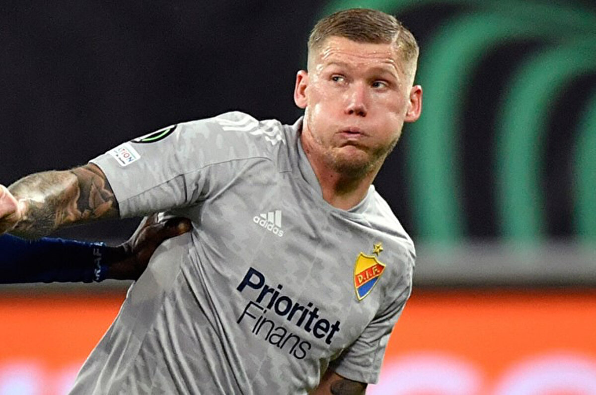 Beşiktaş'ın diğer forvet adayı ise Hollanda'nın Go Ahead Eagles takımında forma giyen Victor Edvardsen. 29 yaşında, 1.85 metre boyunda olan Edvardseni'in de sözleşmesi Haziran 2026'ya kadar sürüyor. İsveçli golcü bu sezon 37 maçta 9 kez fileleri havalandırdı ve 6 asist yaptı.<br>