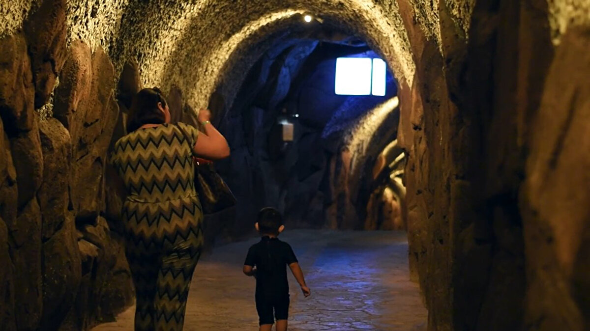 Antalya Kent Konseyi'nin 200'ün üzerinde paydaşın iş birliğiyle hazırladığı ve mart ayında açılışı yapılan 21'inci Yüzyılda Antalya Çalıştayı'nın 'Kentsel Su Yönetimi ve Sürdürülebilirlik' başlıklı oturumu, önceki gün gerçekleşti. Kent Konseyi Toplantı Salonu'nda düzenlenen ve oturum başkanlığını Prof. Dr. İbrahim Atmaca'nın yaptığı toplantının öğleden sonraki oturumunda, Akdeniz Üniversitesi (AÜ) Mühendislik Fakültesi İnşaat Mühendisliği Bölümü'nden Prof. Dr. Nihat Dipova, 'Falezlerin Korunmasından Ne Anlıyoruz' başlıklı bir sunum yaptı. Muratpaşa ilçe sınırları üzerindeki yoğun yapılaşma tehdidi altındaki falezlerle ilgili bilgi veren Prof. Dr. Nihat Dipova, iki 5 yıldızlı otelin, tesislerden falezlere tünel yaparak, sahile ulaşım sağladığını anlattı.