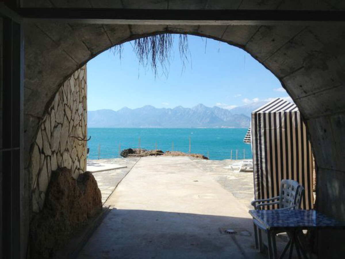 "Burada sorun insan kullanımı"<br><br>Falezlerin büyük bölümünün eski tabirle 'Birinci Derece Sit Alanı', şu anki tabirle 'Kesin Korunacak Hassas Alan' olduğunu dile getiren Prof. Dr. Dipova, "Ancak istisnalar da var. Bildiğiniz gibi 2004 yazında müzenin önündeki kesim birinci derece sit alanı olmaktan çıktı. Sit tanımına hiç alınmayan bölgeler de var. Ve mühendislik gözüyle bakarak, stabilite sorunları dediğimiz sorunlar, aslında falezlerin oluşum mekanizmalarıdır. Böyle oluştu. 'Bin yıllarca kırıldı' diyoruz ama bu dikliğin oluşma mekanizmalarından biri de kırılmalardır. O nedenle doğal yapı açısından bir sorun görmüyoruz. Burada sorun insan kullanımı" dedi.