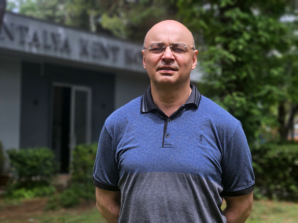 "Kaymalar, göçmeler yaşanıyor"<br><br>Falezlerde önemli stabilite sorunu olduğunun bilindiğini kaydeden Prof. Dr. Dipova, "Kaymalar, göçmeler sık sık yaşanıyor. Bunlardan nasıl etkilenir bu asansörler, tüneller? İnsanların sağlığını etkileyecek bir sorun çıkar mı? Bu gözle baktık Altyapı Çalışma Grubu'nda ve bu konuyla ilgili bulgularımızı da çalıştayda paylaştık. Bu konuda çalışmalarımız devam edecek. Hatta önümüzdeki hafta bir toplantı daha yapacağız. Kent Konseyi 6-7 çalışma grubunda, daha çok mühendislik gözüyle bakacağız. Diğer çalışma grupları da muhtemelen bu konuda görüş hazırlayacaktır" diye konuştu.