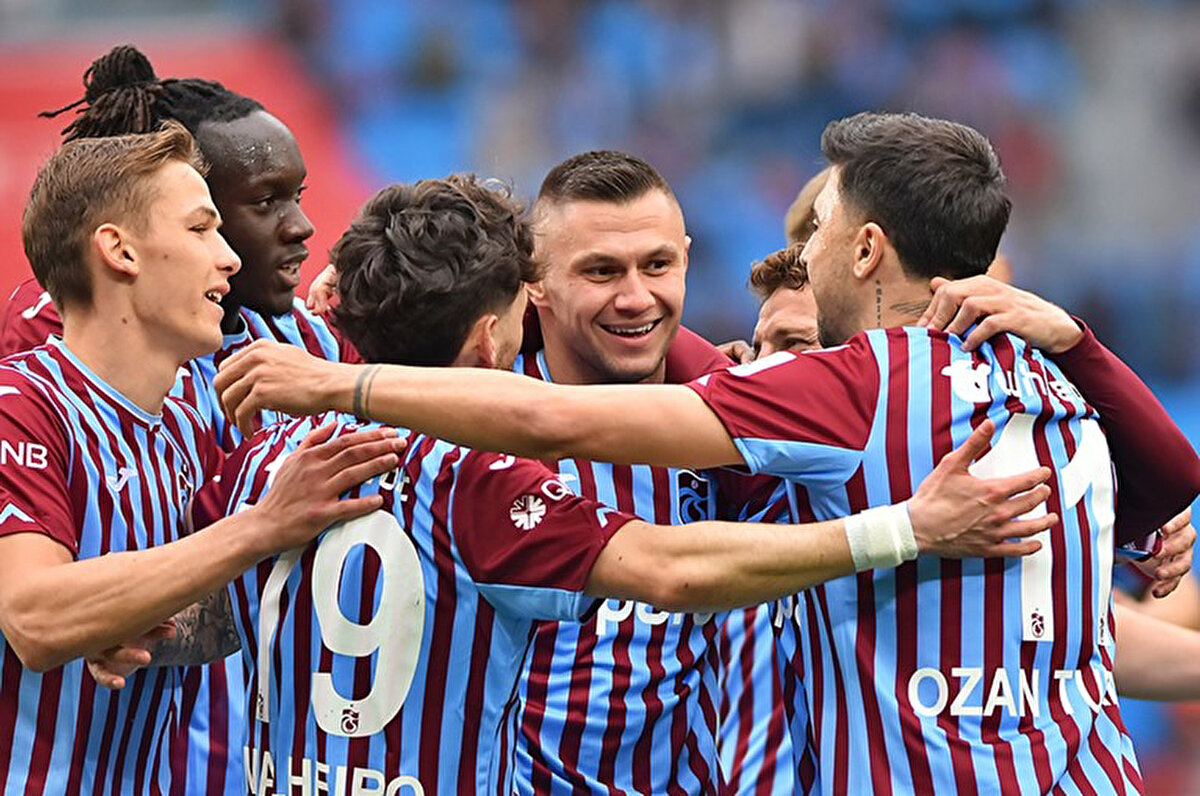Trabzonspor ilk peşinde<br><br>Trabzonspor, bu sezon üç büyük rakibi karşısında oynadığı maçlarda galibiyet elde edemedi. Söz konusu rakipleri karşısında bu sezon ligde son maçına Galatasaray ile çıkacak bordo-mavililer, 5 karşılaşmada 1 beraberlik, 4 mağlubiyet aldı. Karadeniz ekibi, teknik direktör Şenol Güneş yönetiminde Beşiktaş ile sahasında 1-1 berabere kalırken siyah-beyazlı takıma deplasmanda 2-1 mağlup oldu, Fenerbahçe'ye evinde 3-2 ve Galatasaray'a İstanbul'da 4-3 yenildi.<br>