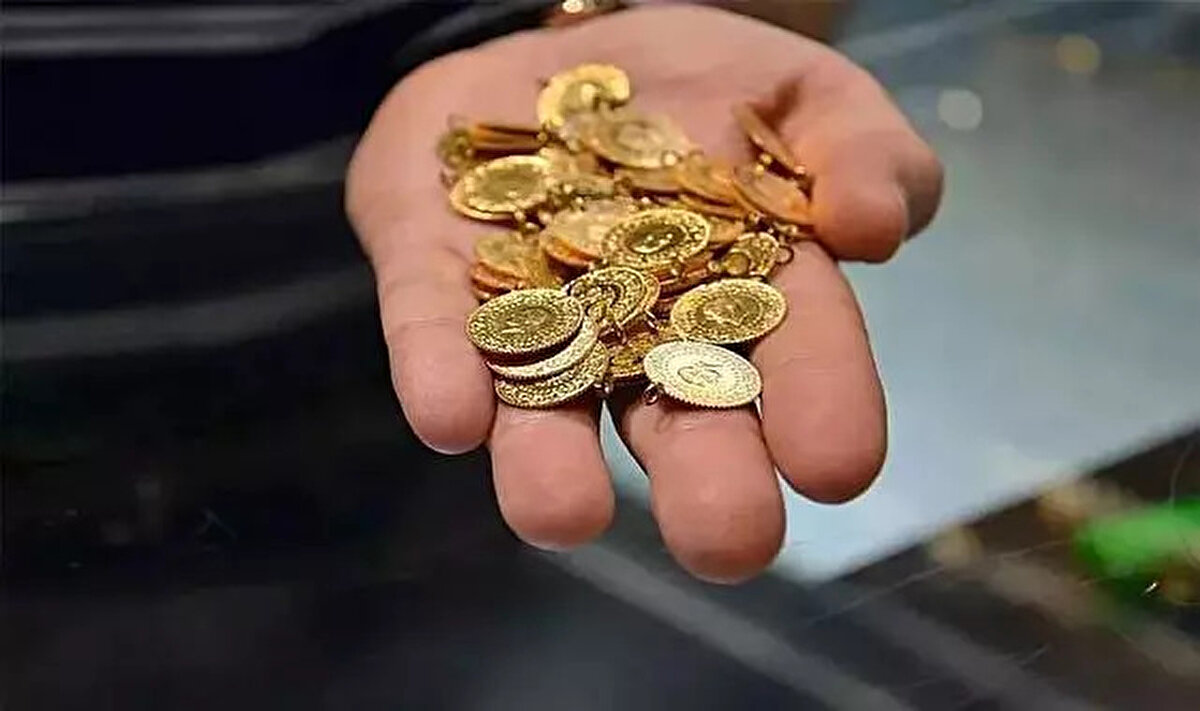 Uzmanlar, altın fiyatlarının önümüzdeki dönemde de dalgalı bir seyir izleyebileceğini, ancak uzun vadede değer kazanmaya devam edebileceğini belirtiyor. <br><br>