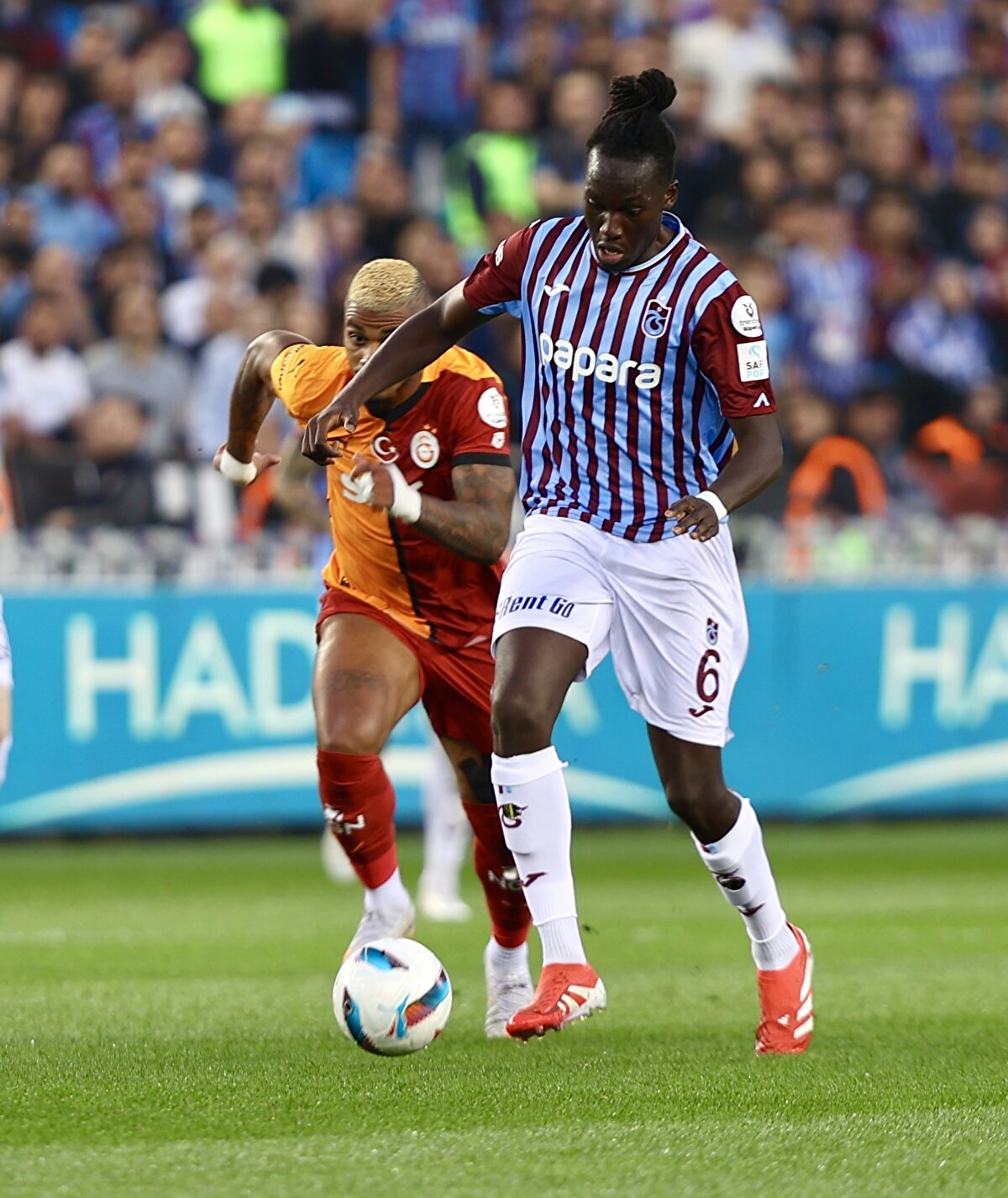 Papara Park'ta oynanan mücadele saat 19.00'da başladı. Karşılaşma BeIN Sports 1 ekranlarından naklen yayınlanıyor. Hakem Atilla Karaoğlan düdük çalıyor.