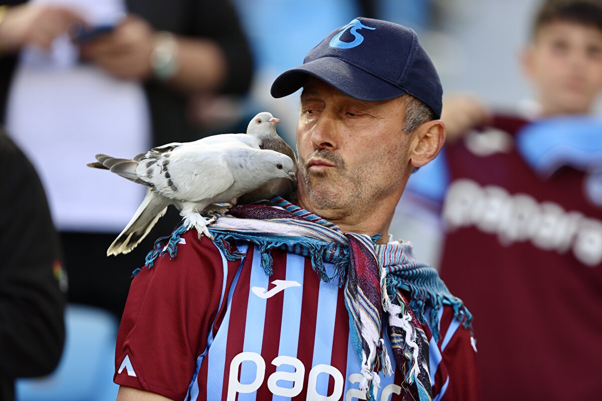 Kapalı gişe oynandı<br>İki takım arasında oynanan karşılaşmaya taraftarlar büyük ilgi gösterdi. Karşılaşmanın biletlerini kısa sürede tüketen bordo-mavili taraftarlar, tribünlerin kendilerine ait bölümünün tamamını doldurdu. Papara Park'ta 2 bin sarı-kırmızılı taraftar da misafir takım tribününden takımlarına Trabzon deplasmanında destek verdi. Galatasaraylı futbolcular, ısınmak için sahaya geçen günlerde Kadıköy'de bıçaklı saldırı sonucu hayatını kaybeden 15 yaşındaki Mattia Ahmet Minguzzi'nin isminin yazılı olduğu siyah tişörtle çıktı. Sarı-kırmızılılar maç öncesi seramoniye "UEFA Gençlik Ligi'ndeki başarılarından dolayı Trabzonspor U-19 takımını tebrik ederiz" yazılı pankart ile sahaya çıktı.