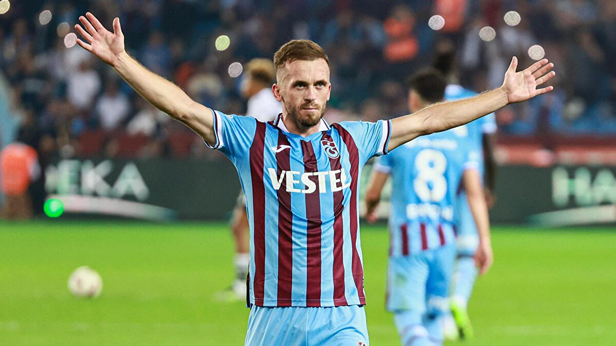 Trabzonspor, ilk yarının son anlarında Visca ile atağa çıkarken Muslera, Visca'ya faul yaptı ve sarı kart gördü. VAR incelemesinin ardından Visca'nın ofsaytta olduğu tespit edilince faul kararı da iptal edildi.