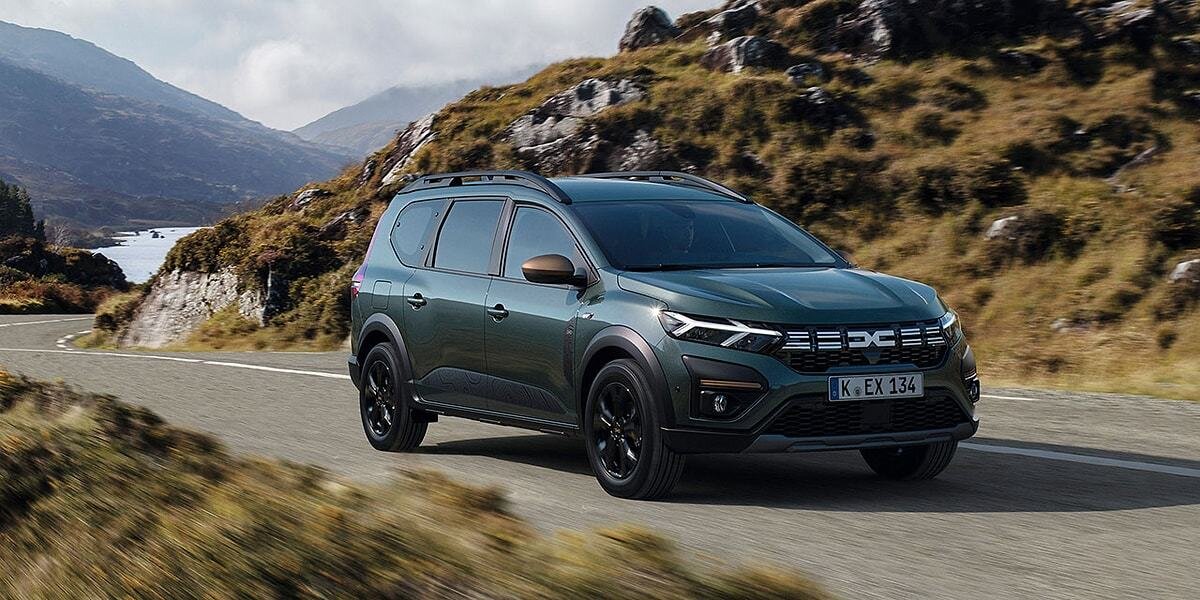 Dacia Jogger Fiyat Listesi Mayıs 2025<br><br>Extreme Turbo ECO-G 100 bg 5 koltuklu 1.492.900 TL <br><br>Extreme Turbo 110 bg 7 koltuklu 1.497.900 TL <br><br>Extreme Turbo ECO-G 100 bg 7 koltuklu 1.522.900 TL <br><br>Extreme HYBRID 140 bg Smart Multi-Mode Otomatik 7 koltuklu 1.824.000 TL