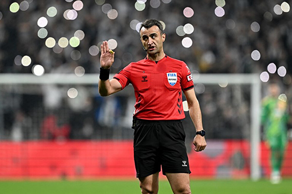 Bir süre bekledikten sonra Atilla Karaoğlan VAR monitörüne çağrıldı.<br>