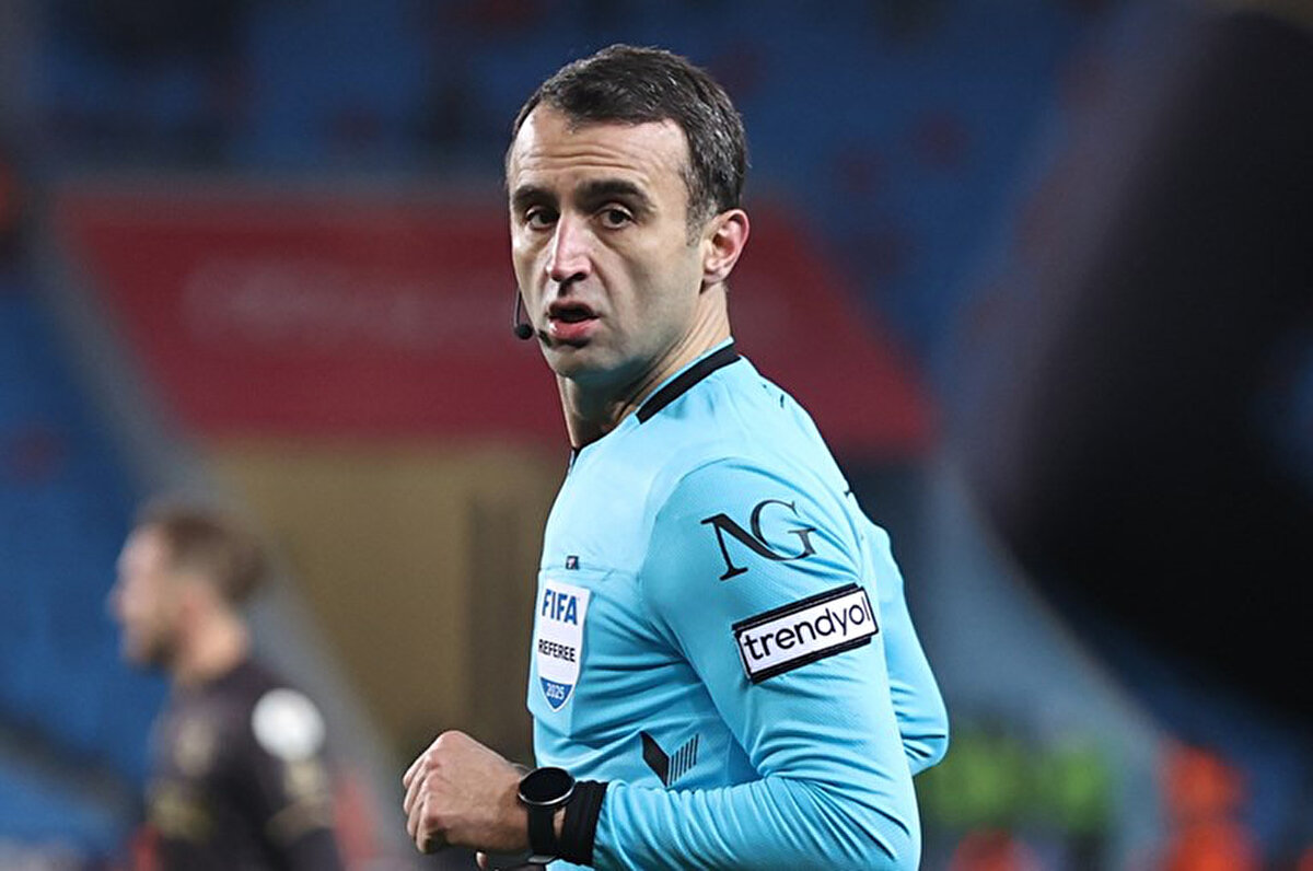 Pozisyonu izleyen Karaoğlan, Visca'nın ofsaytta olduğuna hükmetti. Tecrübeli hakem, Muslera'nın sarı kartını ise iptal etmedi.<br>