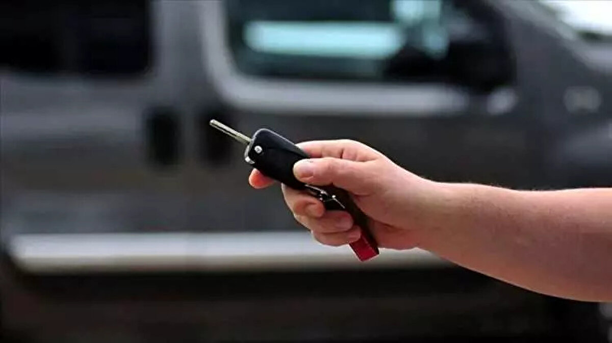 KAMPANYALAR CEZBEDİYOR<br><br>Otomobil fiyatlarındaki artış trendi devam ederken yeni jenerasyon araçlar yollarda görünmeye devam ediyor. Markalar satış kampanyalarını tek tek açıklamayı sürdürürken cazip fiyatlar ve kampanyalar öne çıkıyor.