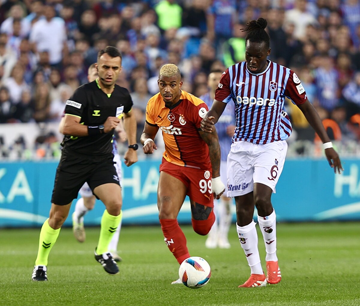 Trendyol Süper Lig'in 35. haftasında Galatasaray deplasmanda Trabzonspor'a konuk oldu.<br>