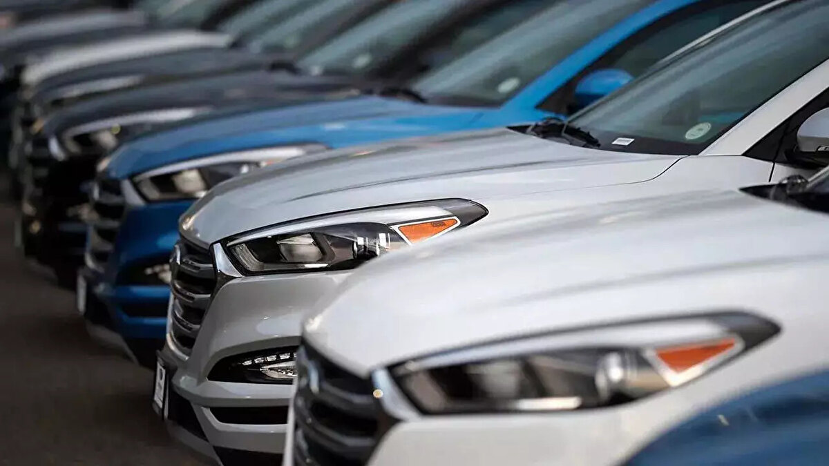 Sıfır araçta satışlar tavan yaptı<br><br>Otomotiv Distribütörleri ve Mobilite Derneği (ODMD) verilerine göre, Nisan ayında otomobil ve hafif ticari araç satışları geçen yılın aynı dönemine göre yüzde 38,8 artarak 105 bin 352 adede ulaştı. Mart ayında da benzer şekilde rekor seviyeler görülmüştü. Döviz kurlarındaki dalgalanma ve olası vergi artışları endişesi, vatandaşları sıfır otomobile yönlendiren başlıca nedenler arasında.