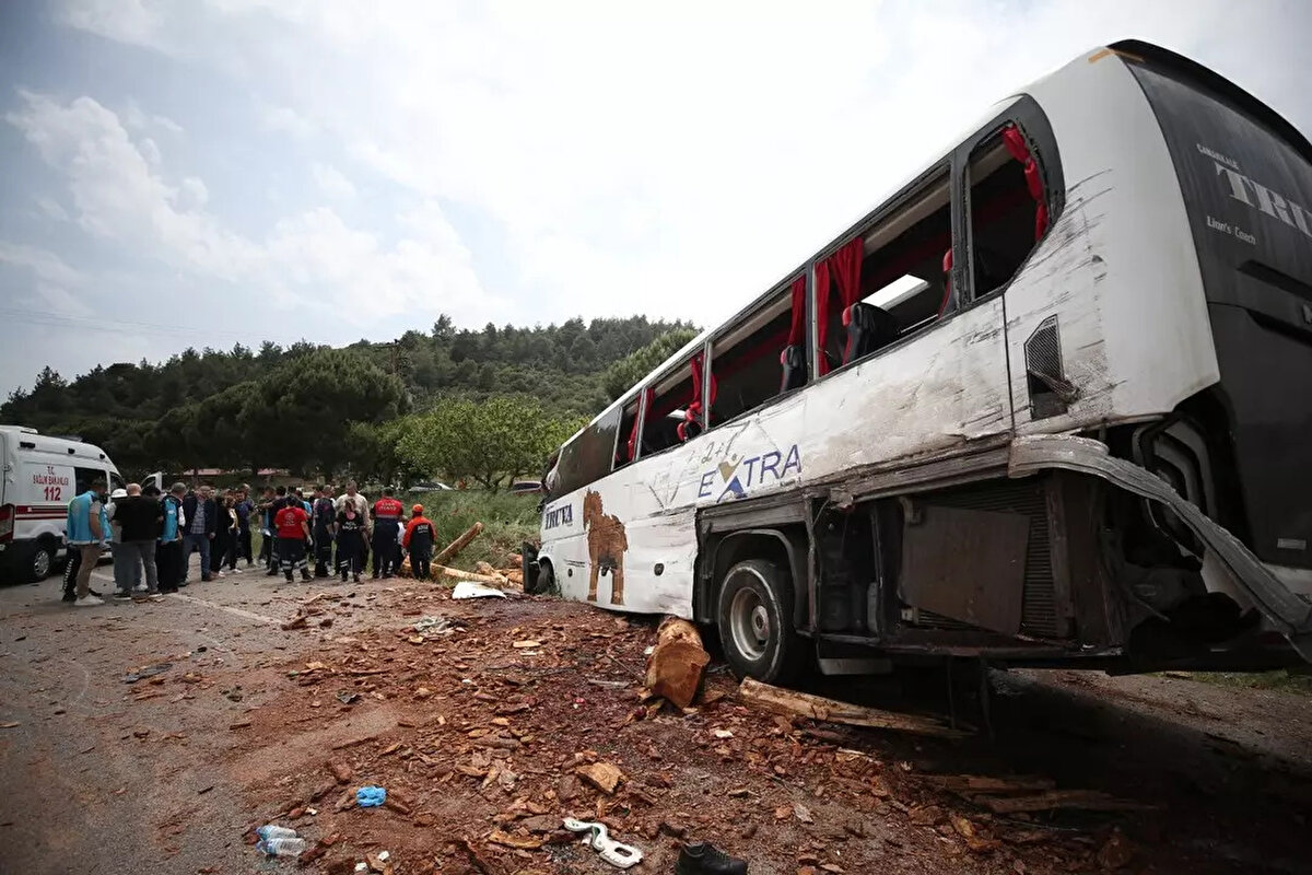 Tomruklar yola saçıldı<br><br>Kazanın Ezine'den Çanakkale yönüne seyir halinde olan Oktay Bakır'ın (35) kullandığı 33 ANK 274 plakalı tomruk yüklü kamyon direksiyon hakimiyetini kaybedip, refüjü geçerek karşı şeride devrilmesi sonucu meydana geldiği tespit edildi.