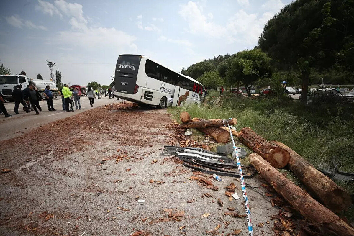 8 kişi hayatını kaybetti<br><br>Kazada, kamyon sürücüsü Oktay Batır, otobüs sürücüsü Mehmet Altınok, yolcular Semih Atmaca, Fatma Bektaş, Aynur Kocabey, Kamile Başkurt, Samettin Kayatekin ve Orhan Şale hayatını kaybetti. 2'si ağır 21 yaralı ise hastanede tedavi altına alındı.