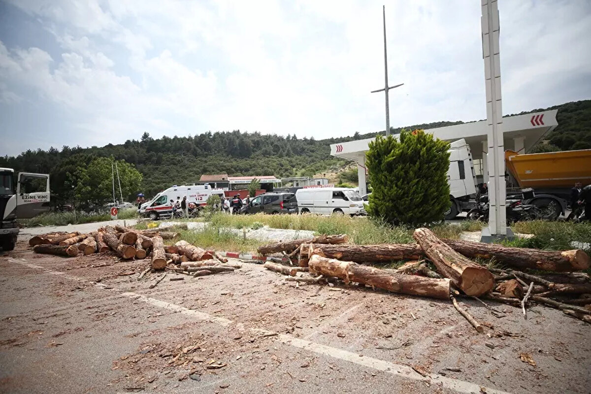 Kamyonla ilgili o gerçek ortaya çıktı<br><br>Çanakkaleli gazeteci Tekin Uğurlu'nun haberine göre, kazaya sebebiyet veren kamyonla ilgili çarpıcı bir gerçek ortaya çıktı.