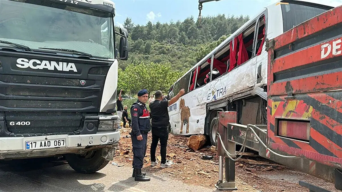 Kazadan sonra kamyonun kasasındaki tomrukların yola saçıldığı bildirildi.