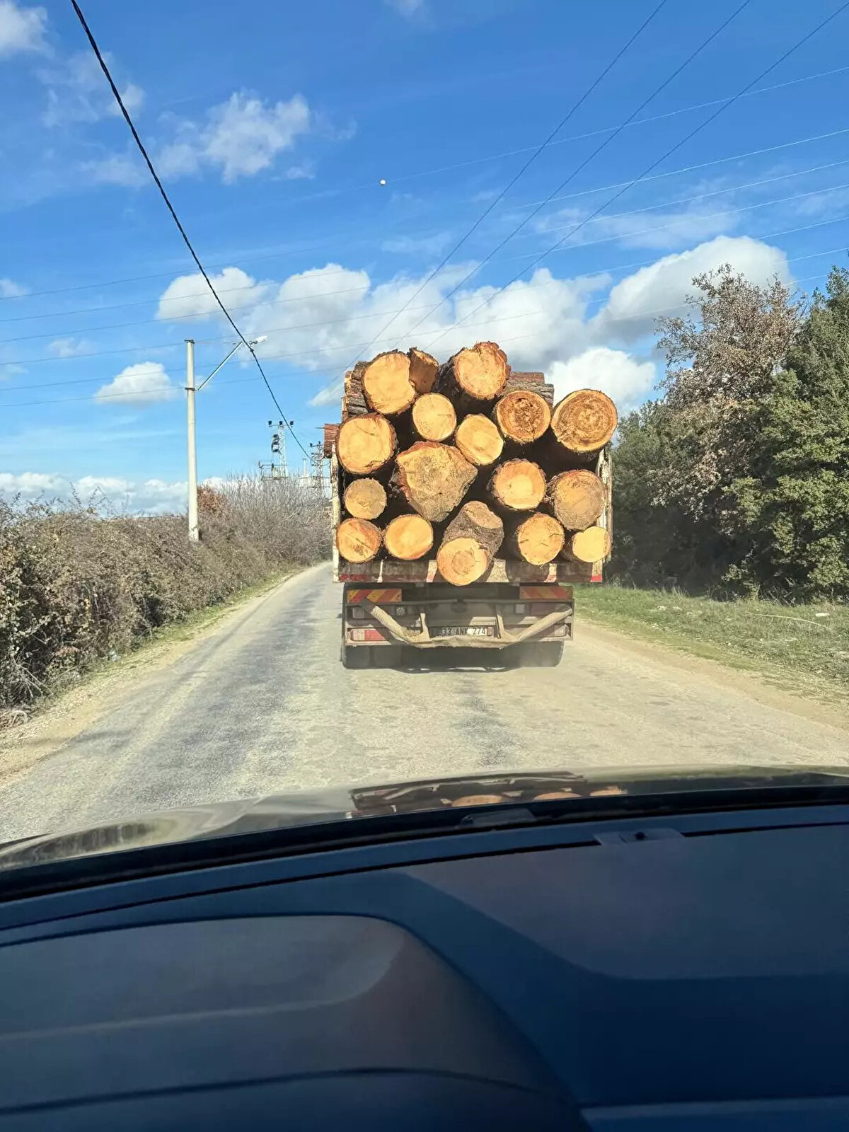 33 ANK 274 plakalı kamyonun geçtiğimiz günlerde de tomrukları bağlamadan taşırken görüntülendiği belirlendi.