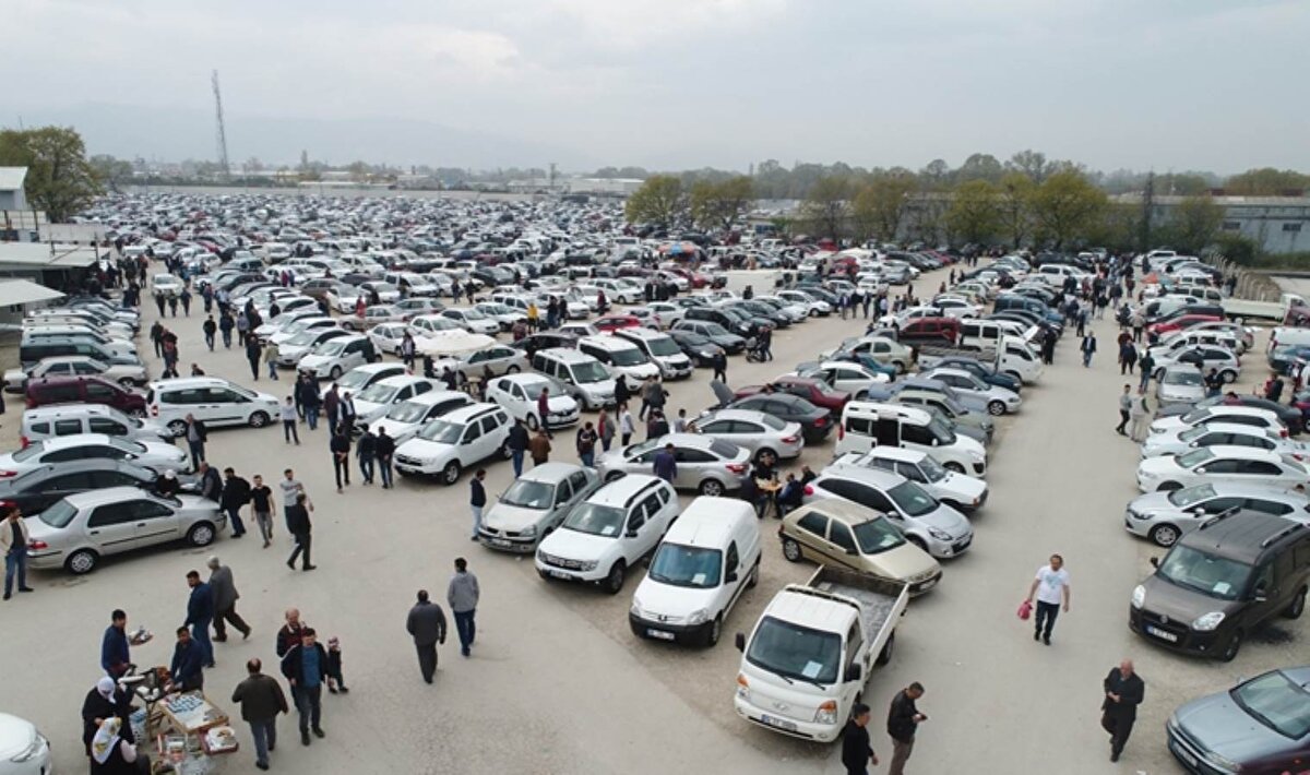 İkinci elde fiyatlar artar mı?<br><br>Geçen yıla kıyasla ikinci el piyasasında bir kıpırdanma olduğunu belirten Ertemel, yaz aylarında bu hareketliliğin biraz daha artabileceğini söyledi. Ancak döviz kurunda belirgin bir değişim olmadığı sürece fiyatlarda büyük artışlar beklenmediğini ifade etti. Artan maliyetler ve yüksek faiz ortamı da piyasada dengeleri zorlayan unsurlar arasında yer alıyor.